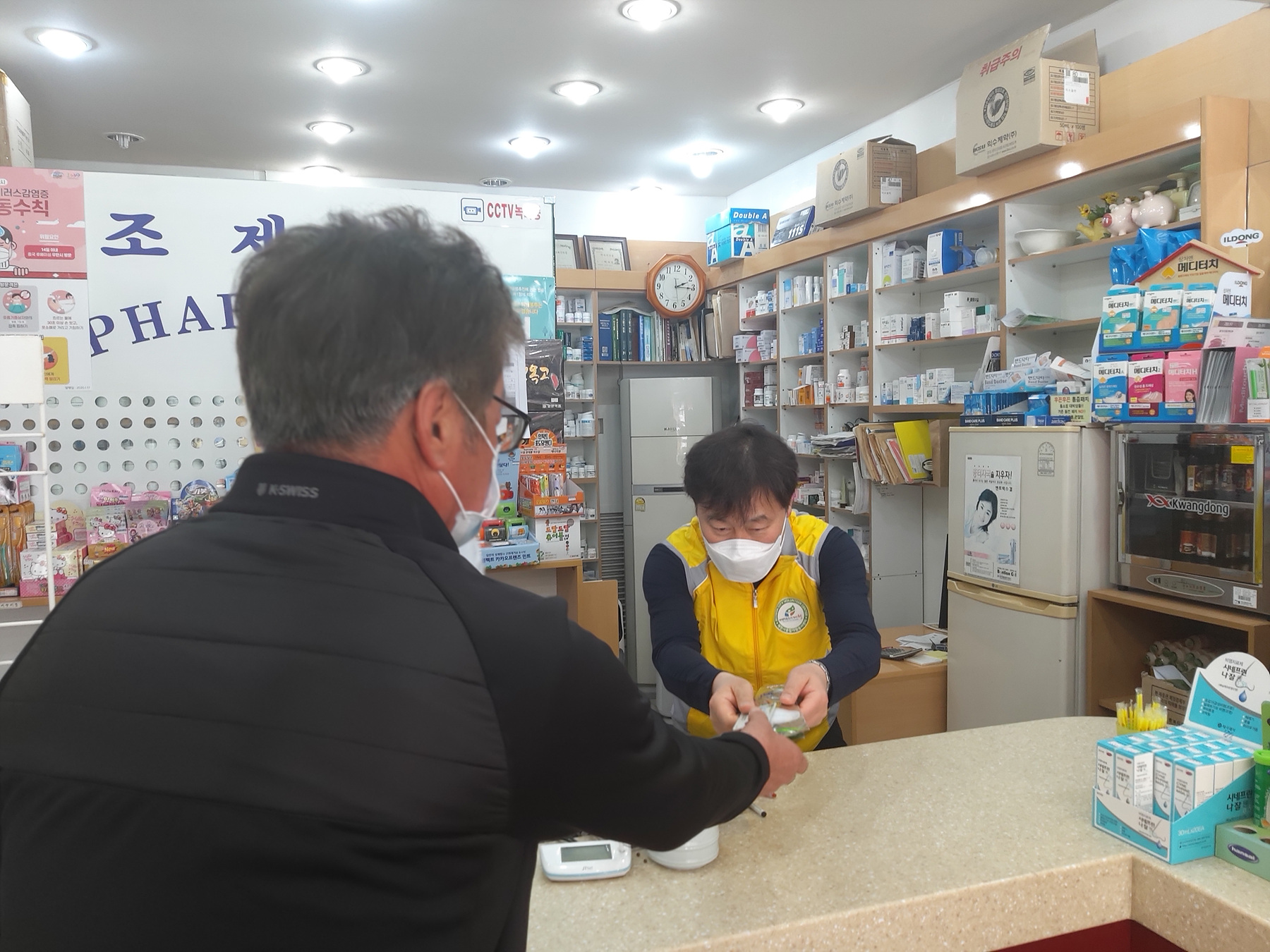 제천시자원봉사센터, 공공마스크 판매 약국지원 봉사 이미지 2