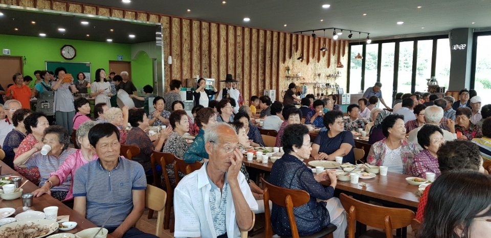 안디옥교회, 관내경로당 어르신들께 보양식 대접 이미지 1